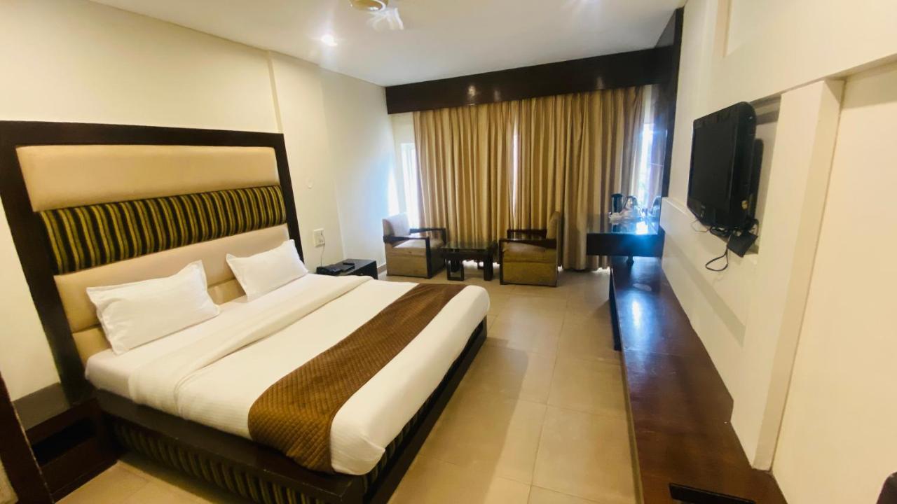 Hotel Landmark Chandigarh Exterior photo