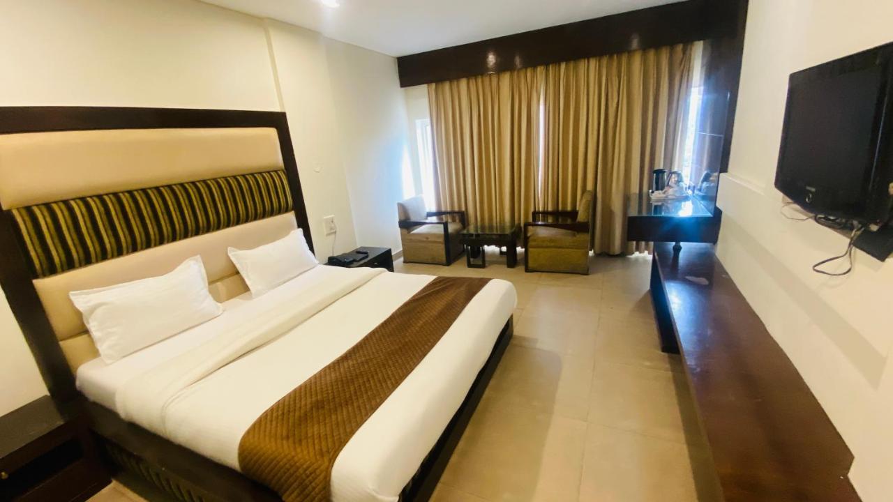 Hotel Landmark Chandigarh Exterior photo